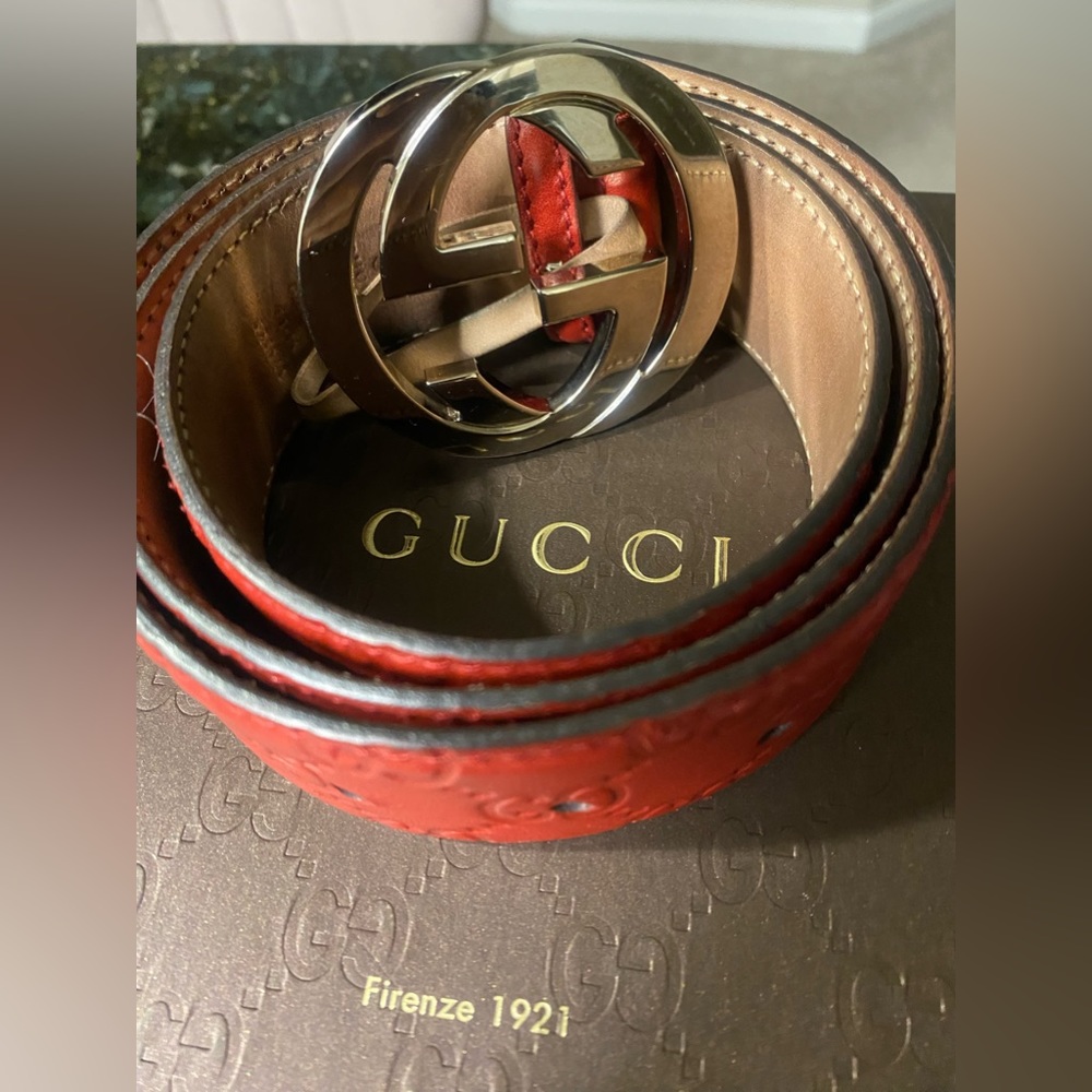 Red Gucci belt with interlocking buckle. In great condition. Dust bag included